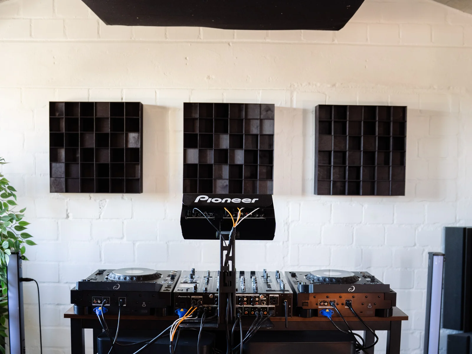 DJ-Booth in Osnabrück mieten — 2× AlphaTheta CDJ-3000X und Pioneer DJM-A9 im Lauten Speicher