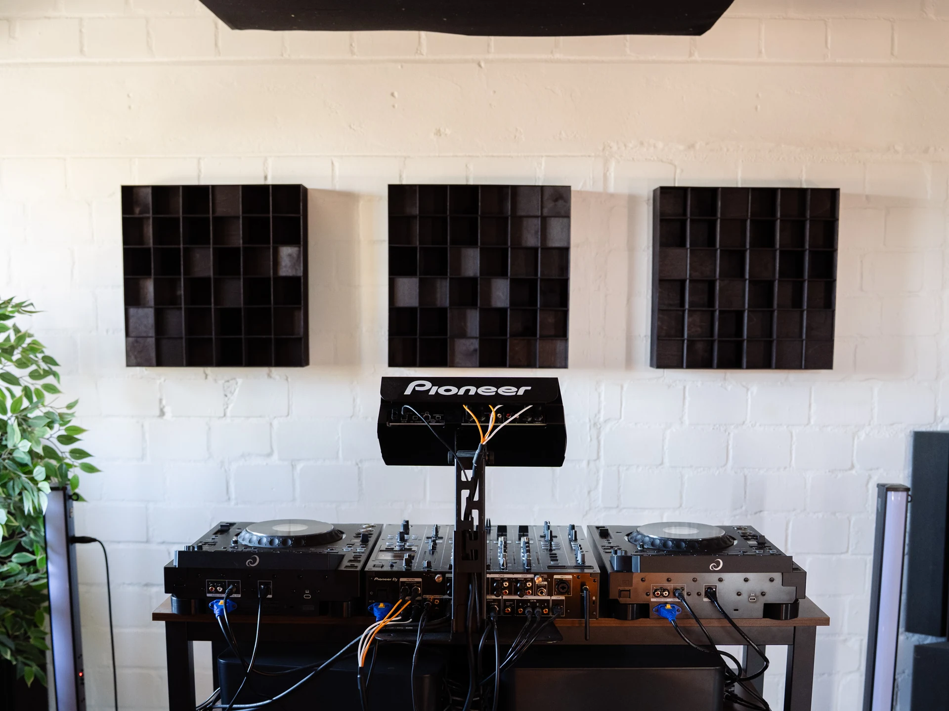 Regieplatz im BPM-Studios Osnabrück mit Universal Audio Apollo Twin X und Yamaha-Monitoren