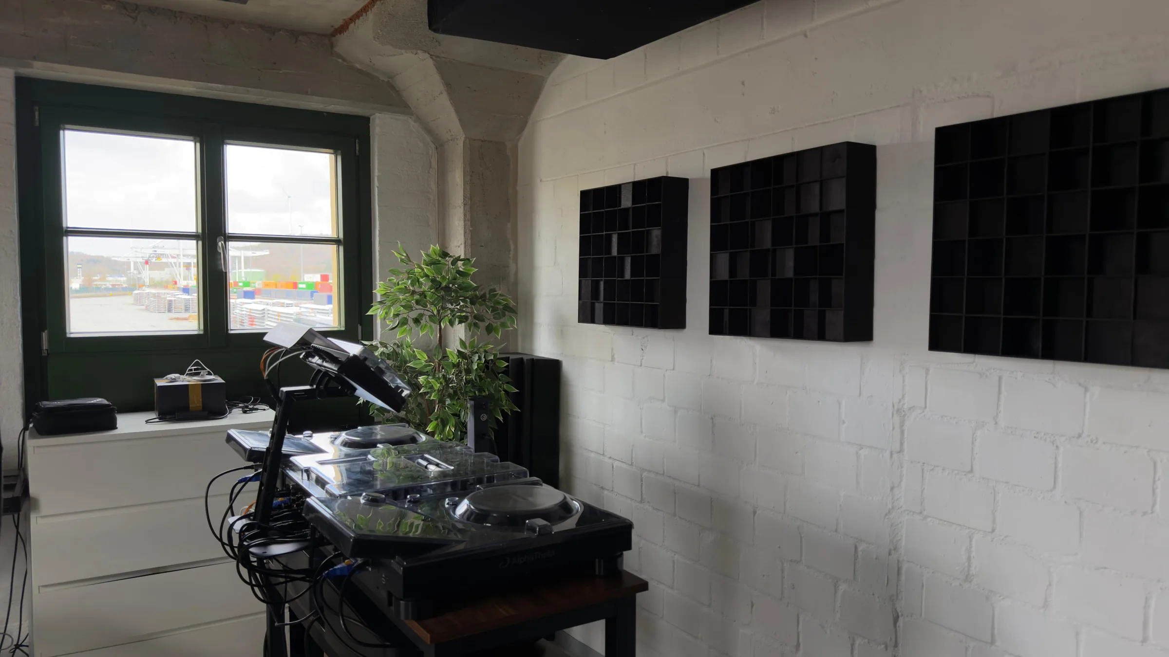 DJ-Booth im Raum Kapstadt mit 2× AlphaTheta CDJ-3000X, Pioneer DJM-A9 Mixer und Hafenblick